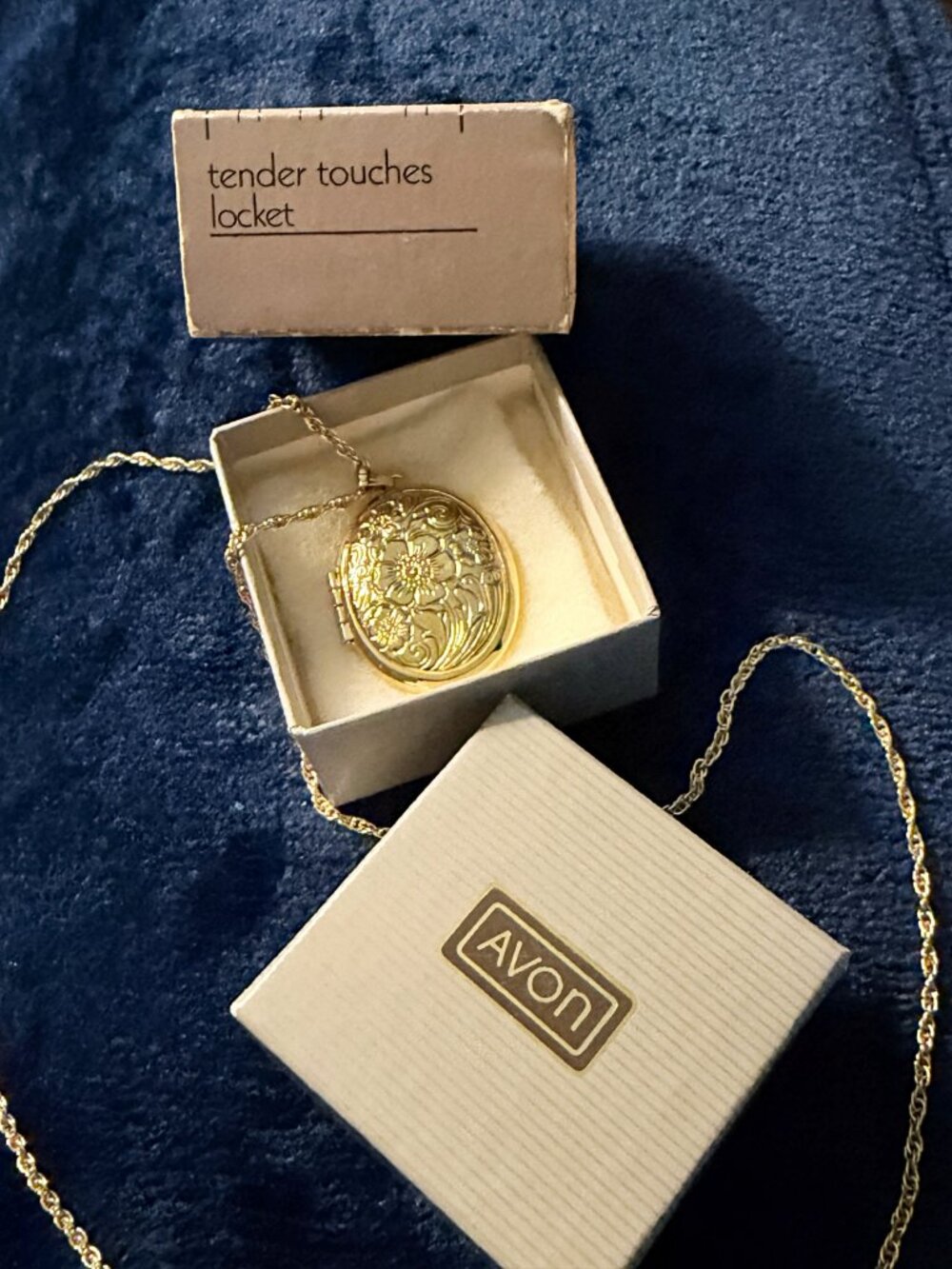 Vintage Avon "Tender Touches" Gold Lockett with original boxes - Picture 3 of 6